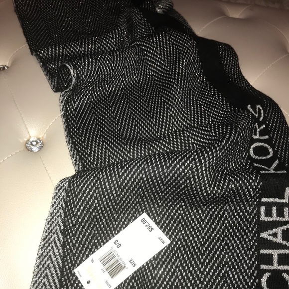 NEW Michael Kors Black Silver Metallic Herringbone Scarf O/S - Picture 3 of 11